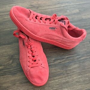 Like new Vintage classics suede Puma shoes.  Men’s size 10.5.